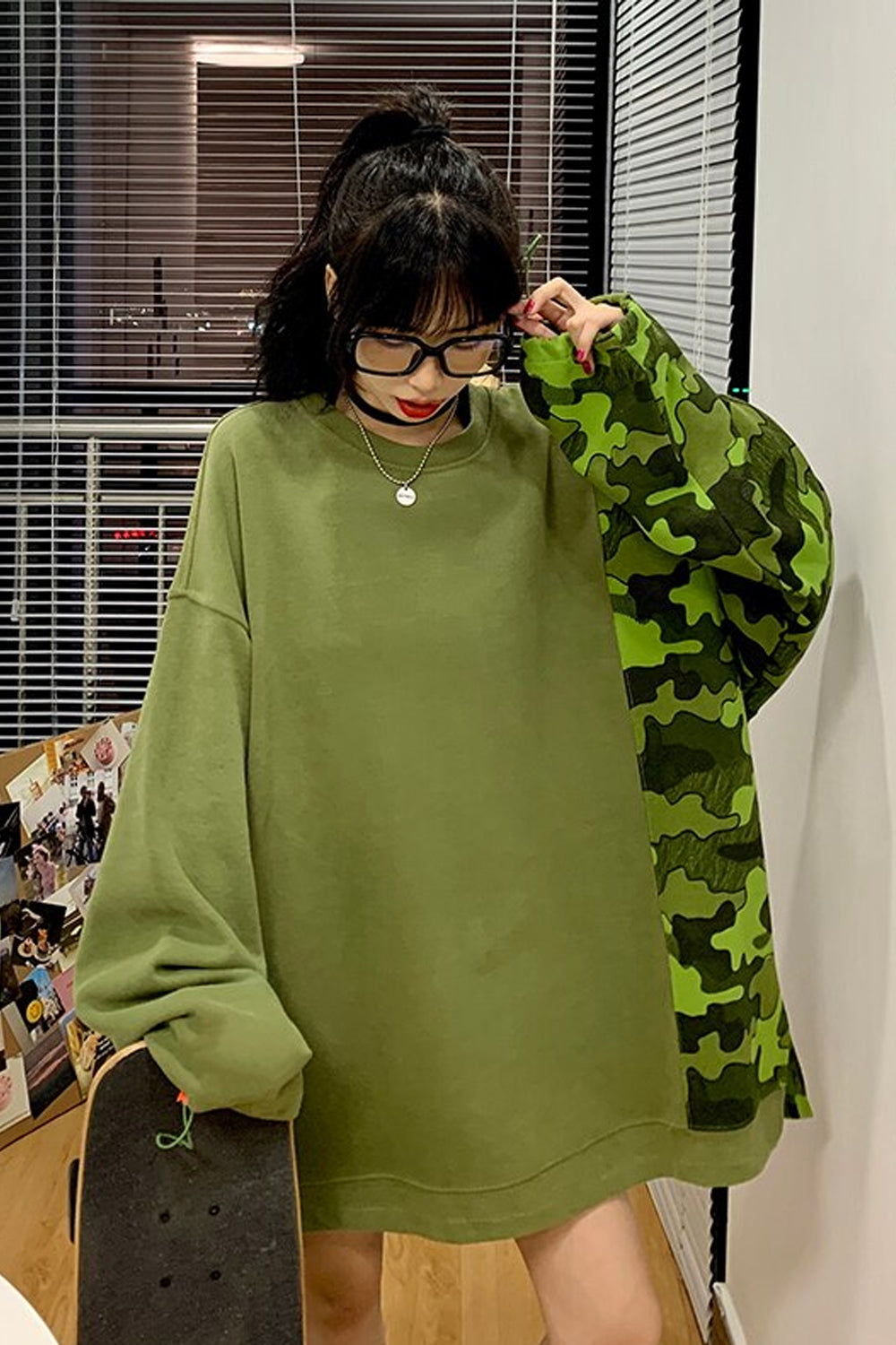 Lockeres, lässiges Sweatshirt mit einem Ärmel und Camouflage-Muster