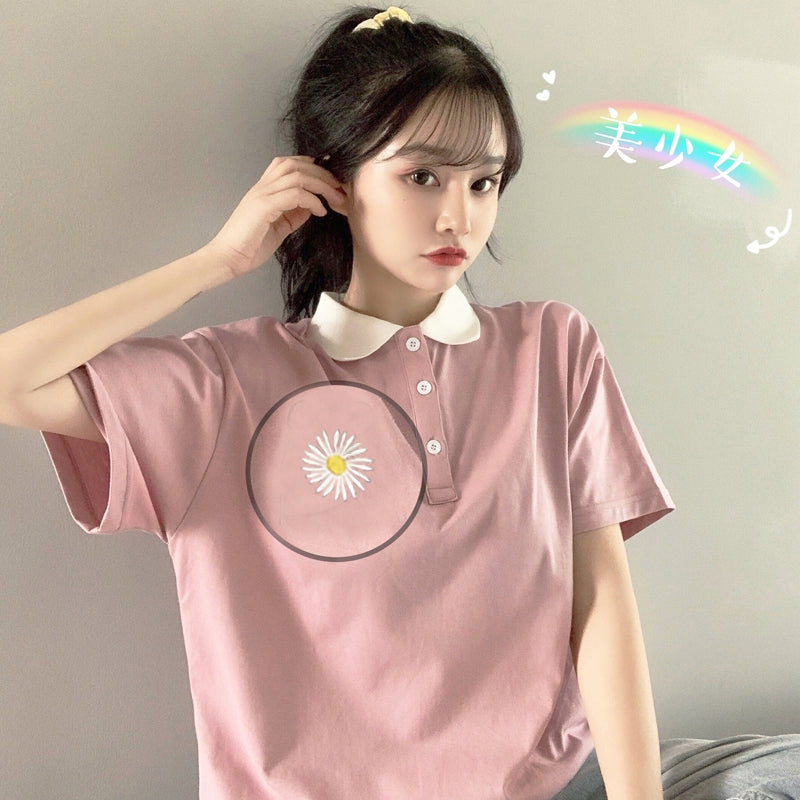 Süßes Poloshirt mit kleinem Gänseblümchen-Kragen 