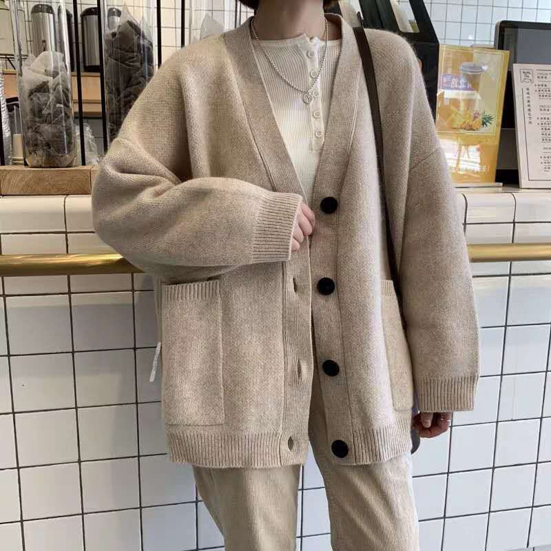 Lockere einreihige Strickjacke mit V-Ausschnitt 