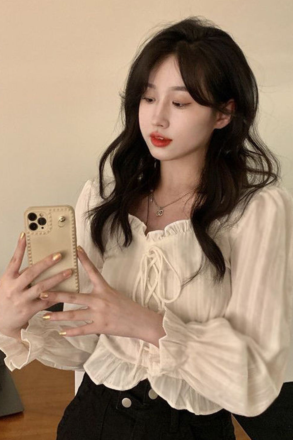 Camisa tipo blusa con cuello cuadrado y manga larga con lazo delantero 