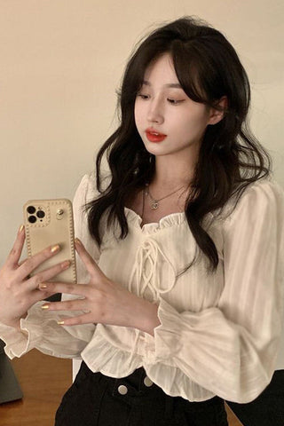 Camisa tipo blusa con cuello cuadrado y manga larga con lazo delantero 