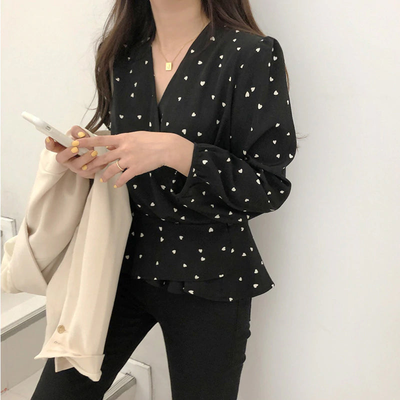 Bluse mit V-Ausschnitt und schmaler Taille und Herz-Print 