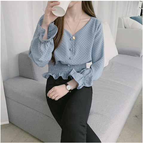 Blusa de lunares con mangas acampanadas y cuello en V