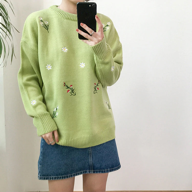 Strickpullover mit kleiner Blumenstickerei