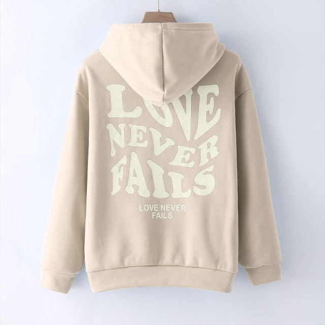 Ästhetischer Hoodie „Liebe versagt nie“