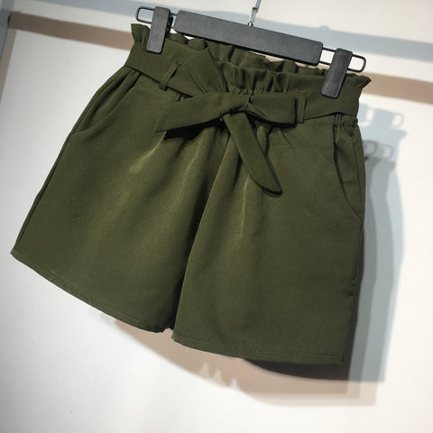 Kurze Hose mit Fliege und Gürtel