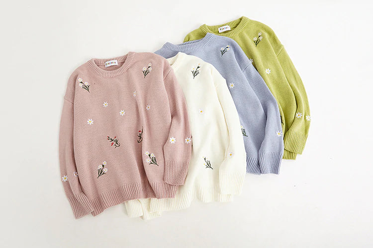 Strickpullover mit kleiner Blumenstickerei