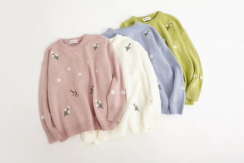 Strickpullover mit kleiner Blumenstickerei