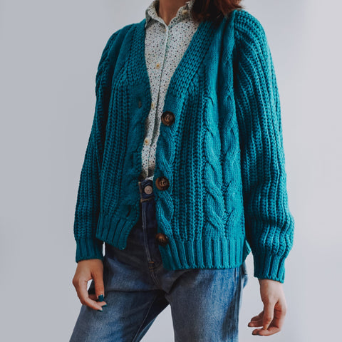 Strickjacke mit Zopfmuster