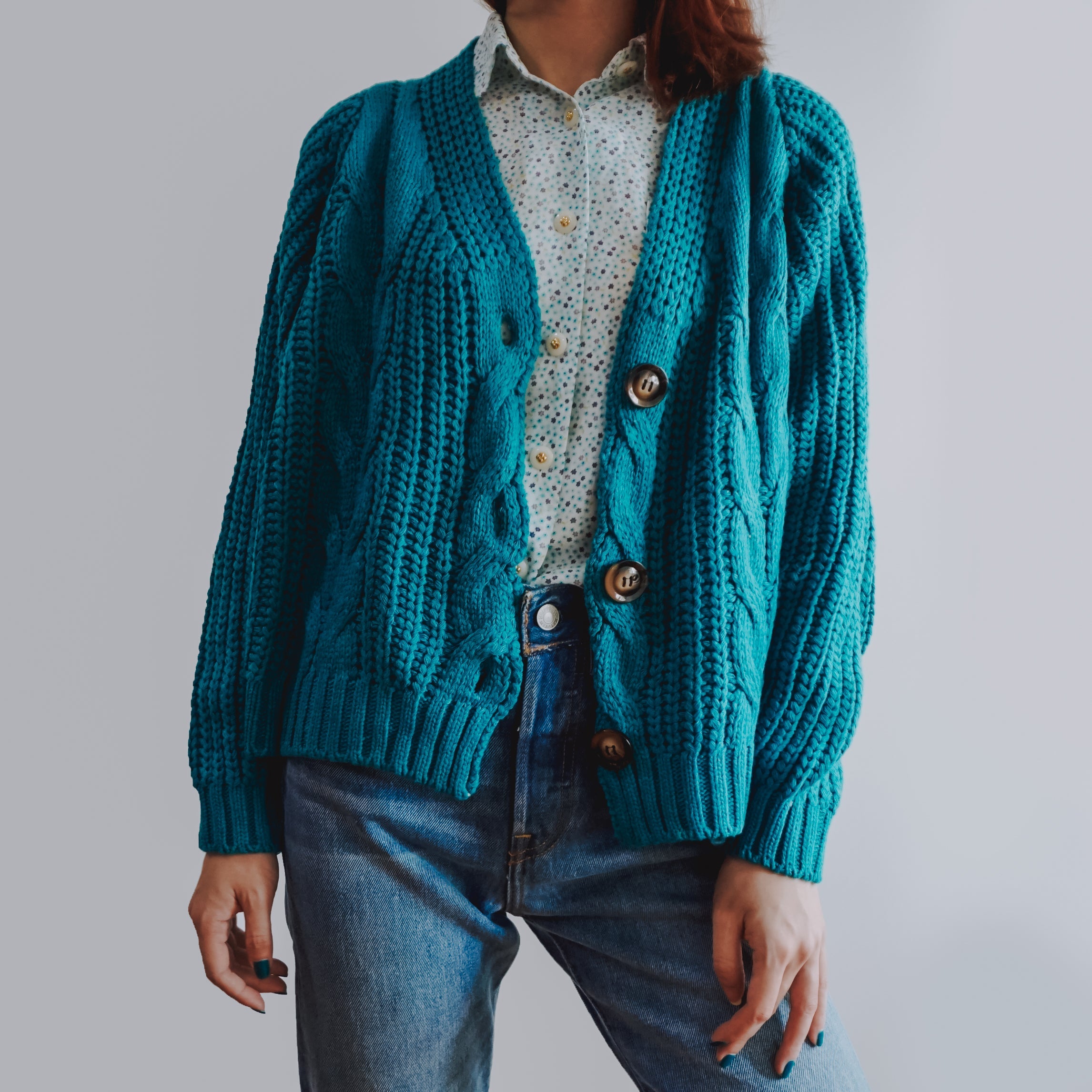 Strickjacke mit Zopfmuster