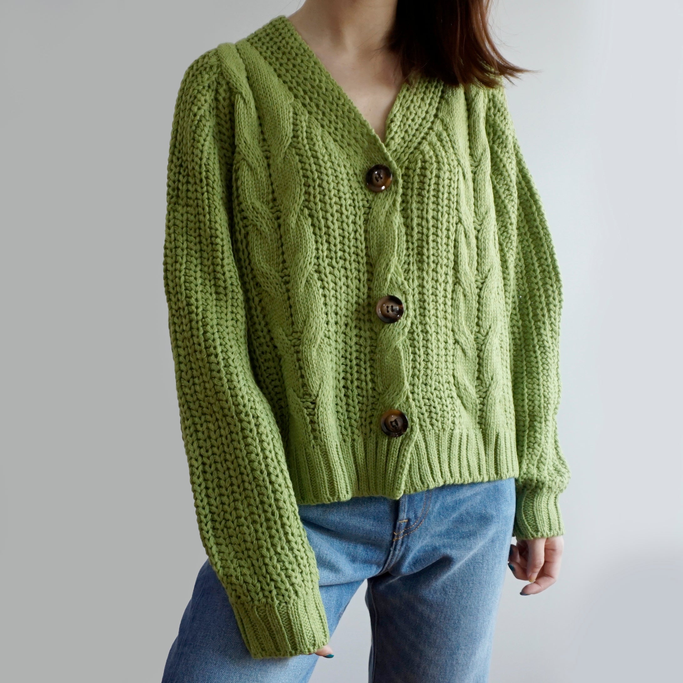 Strickjacke mit Zopfmuster