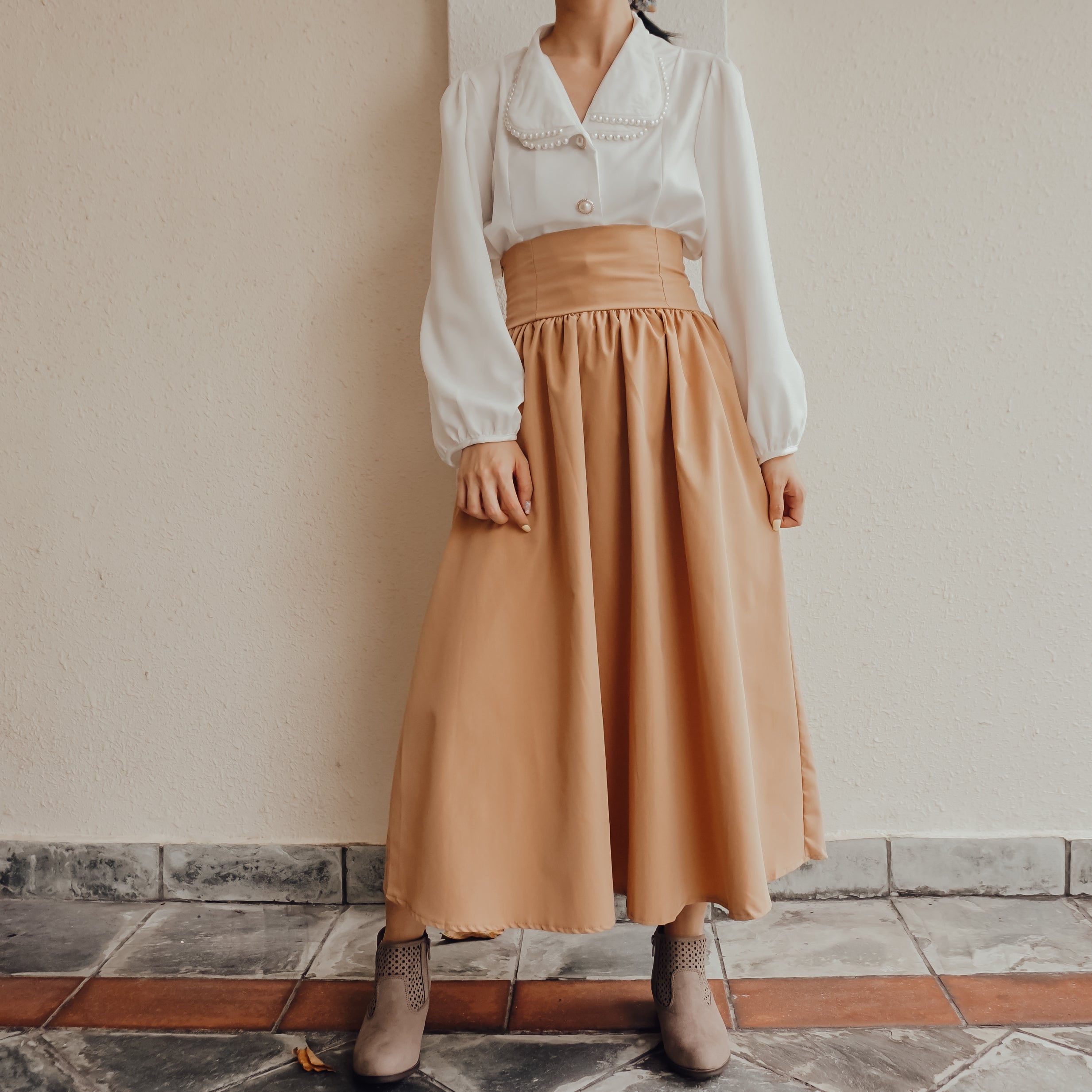 Blusa de satén con cuello de perla