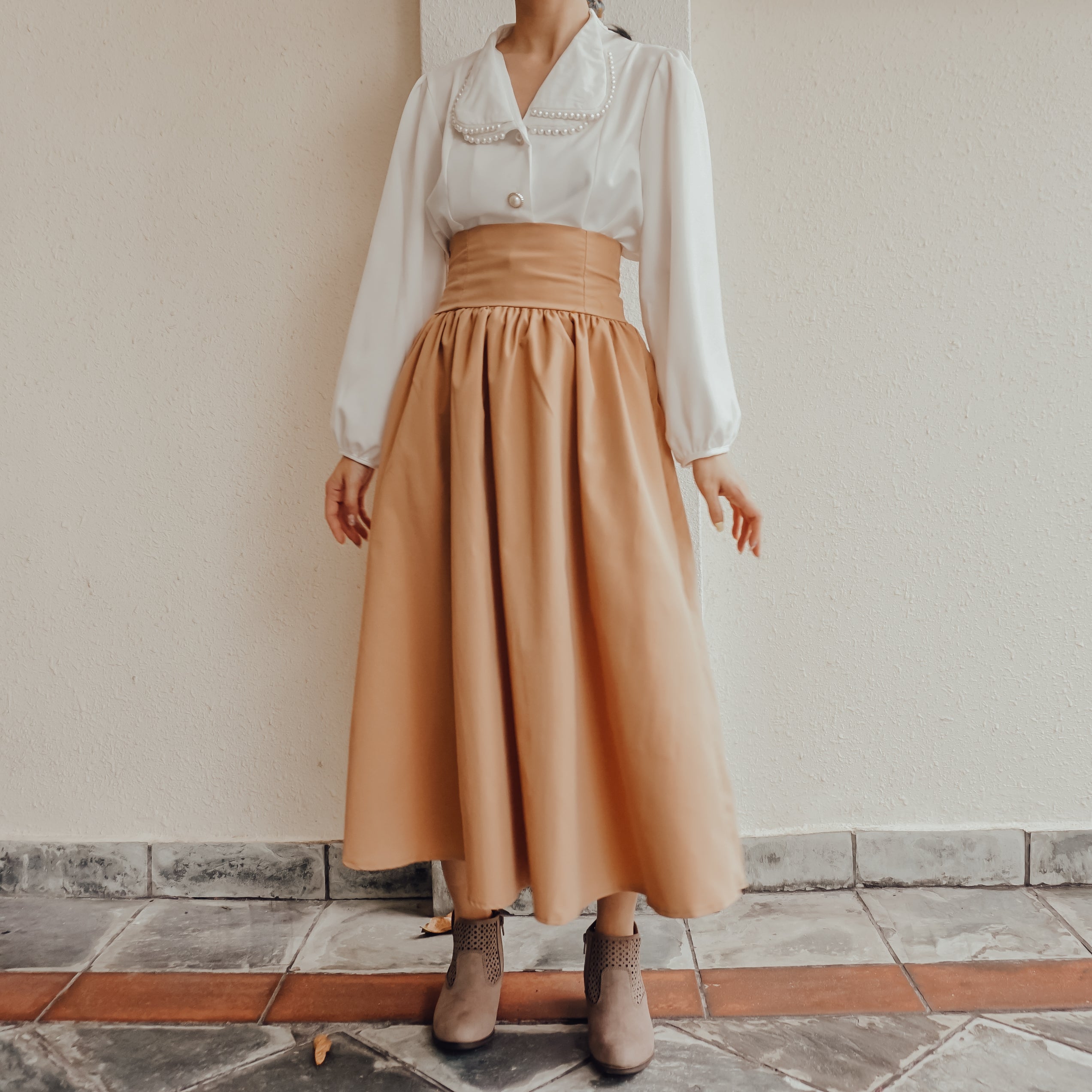 Blusa de satén con cuello de perla