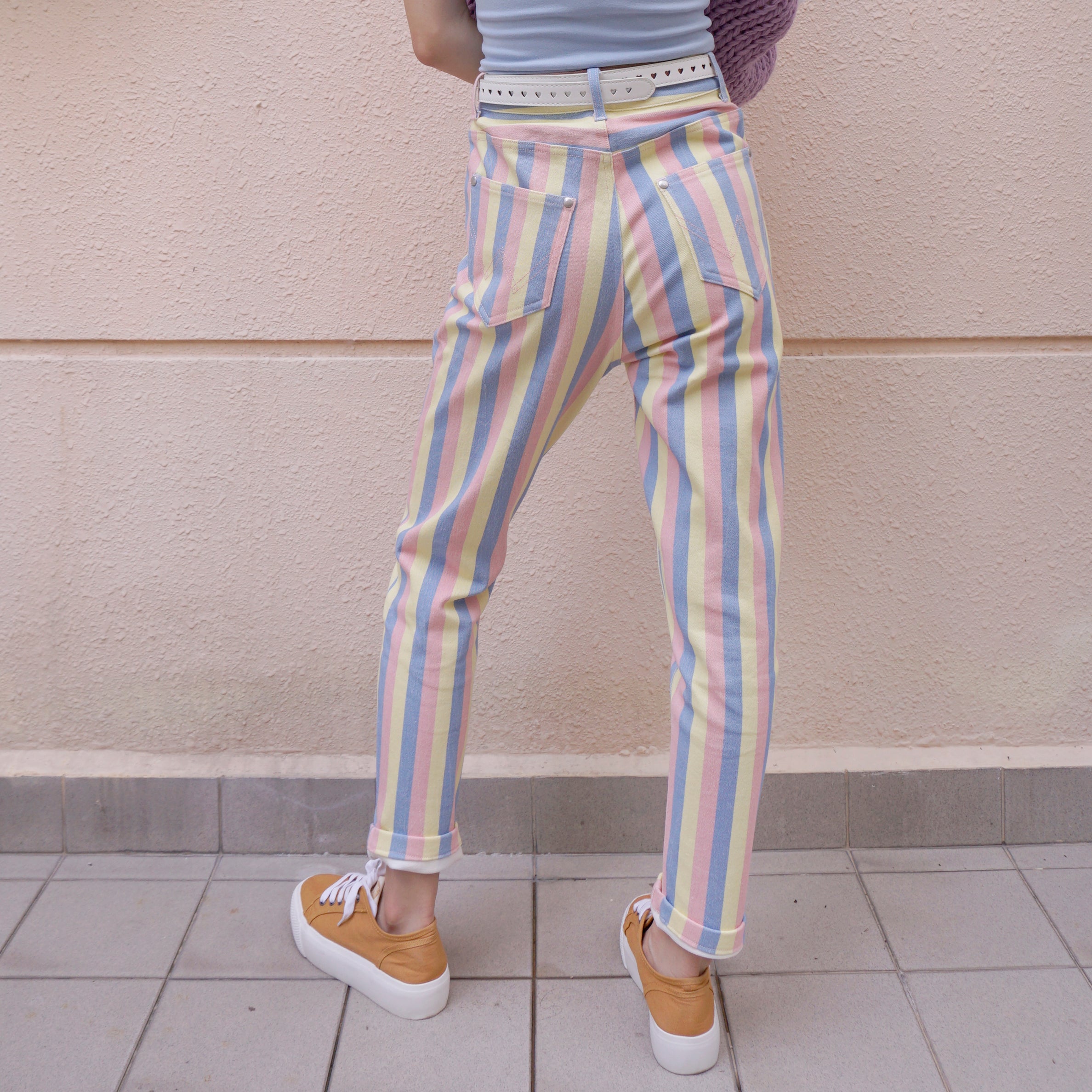 Mom-Jeans mit Streifen in Candy Pastell