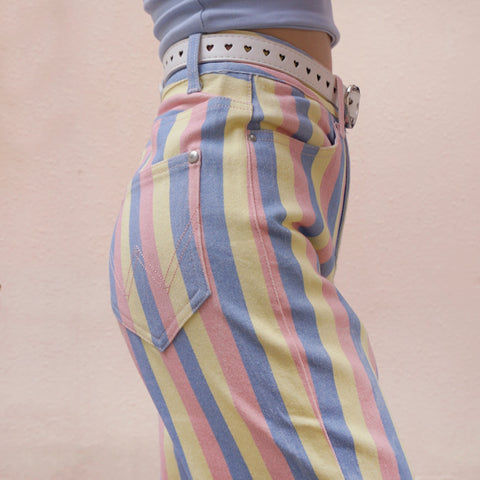 Mom-Jeans mit Streifen in Candy Pastell