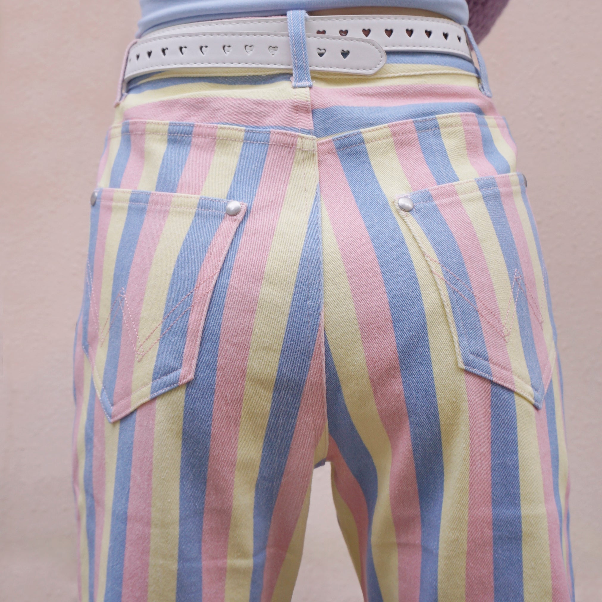 Mom-Jeans mit Streifen in Candy Pastell