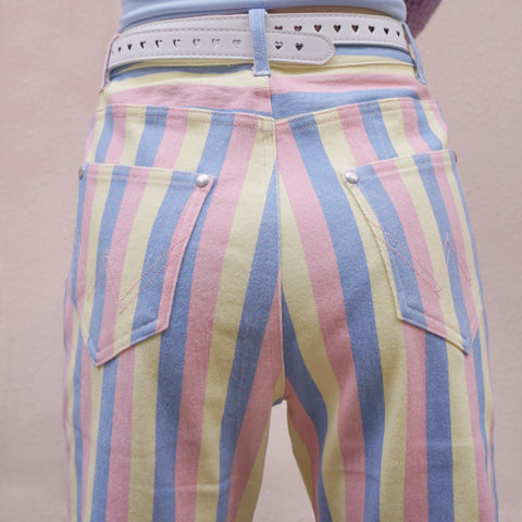 Mom-Jeans mit Streifen in Candy Pastell