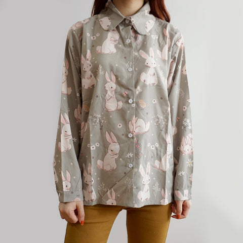 Camisa abotonada con conejito dulce