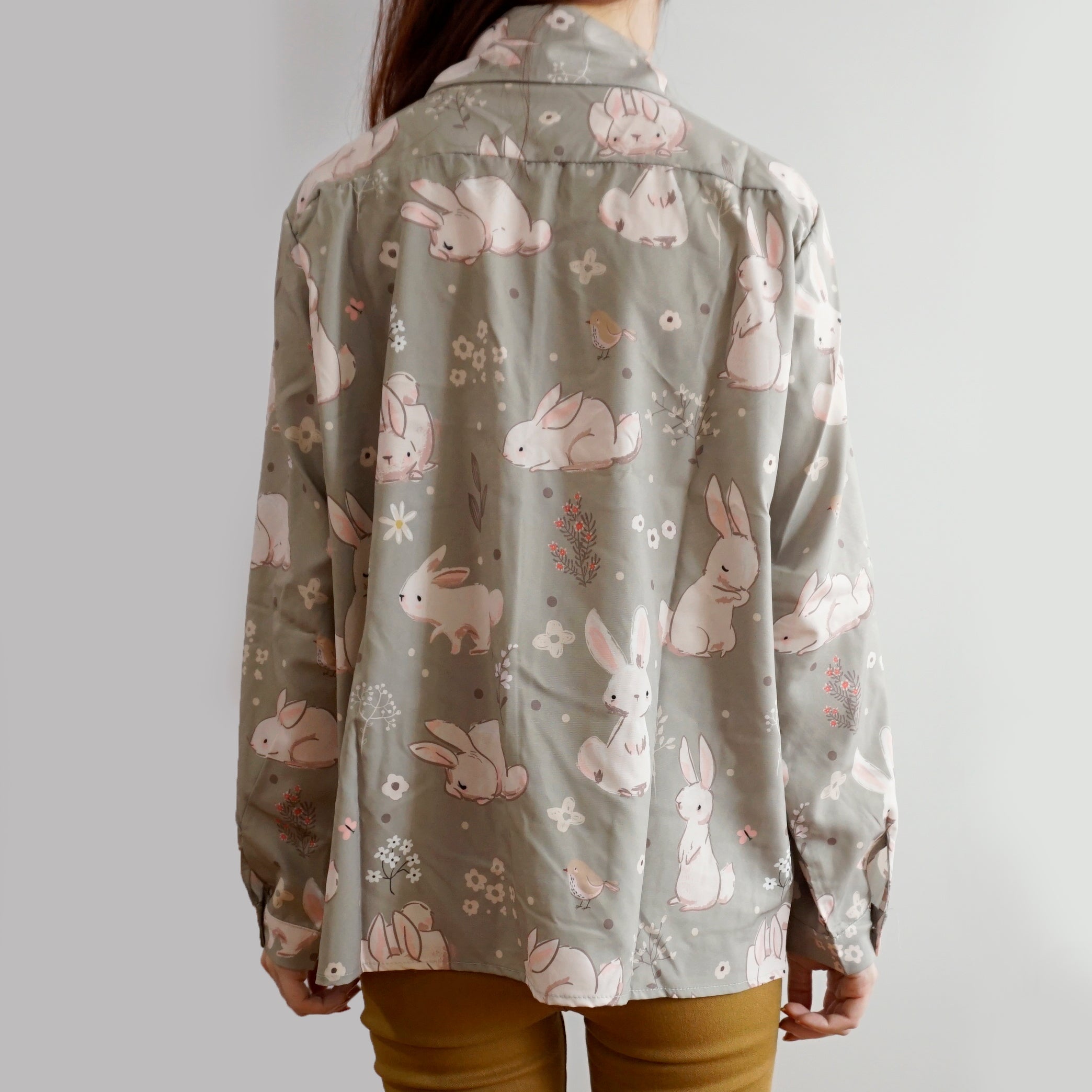 Camisa abotonada con conejito dulce