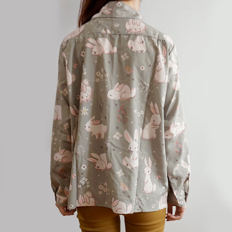Camisa abotonada con conejito dulce