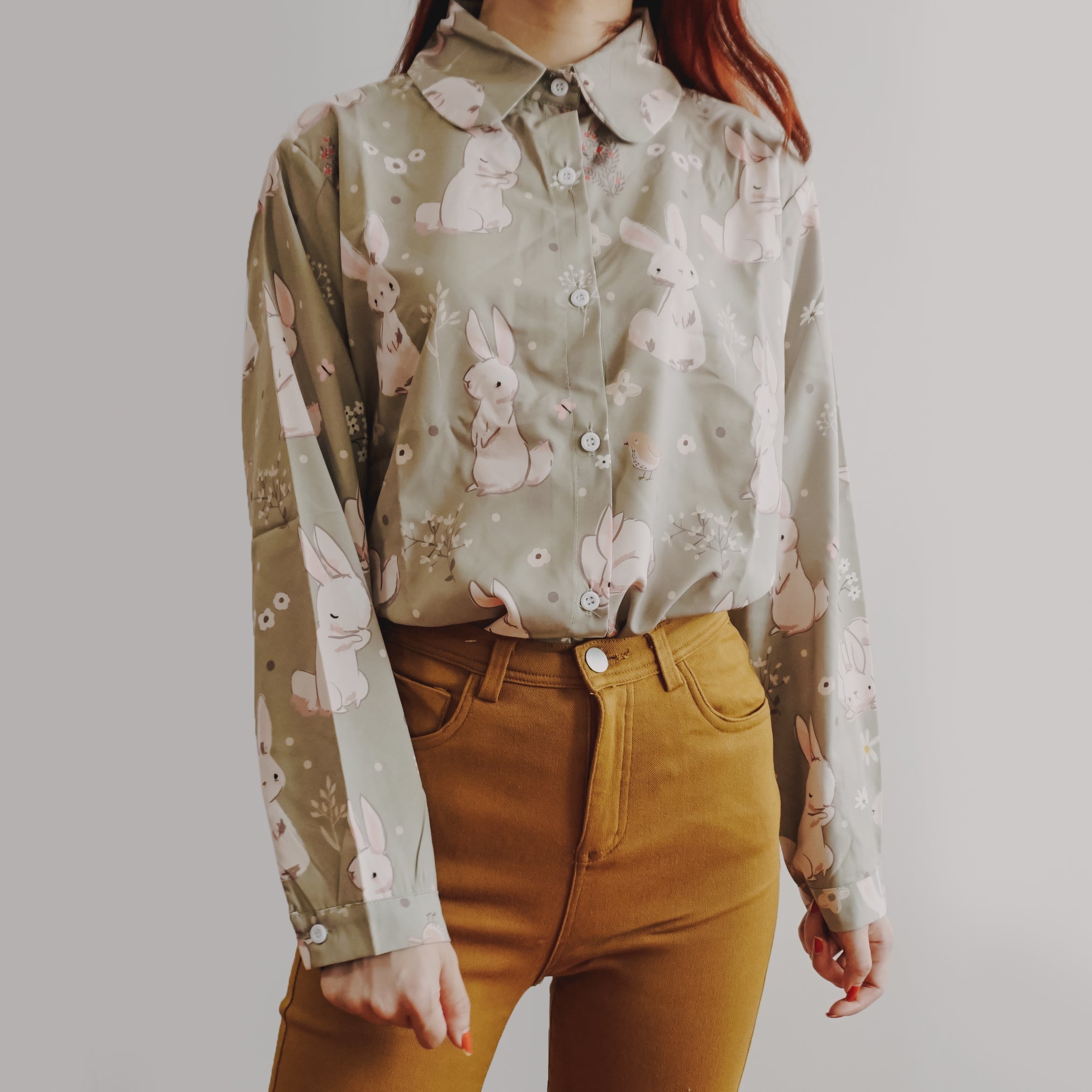 Camisa abotonada con conejito dulce