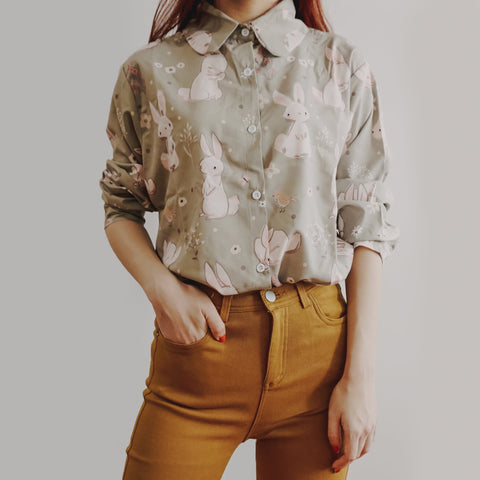 Camisa abotonada con conejito dulce