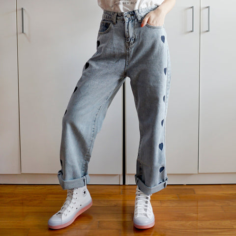 Jeans mit Herzstickerei