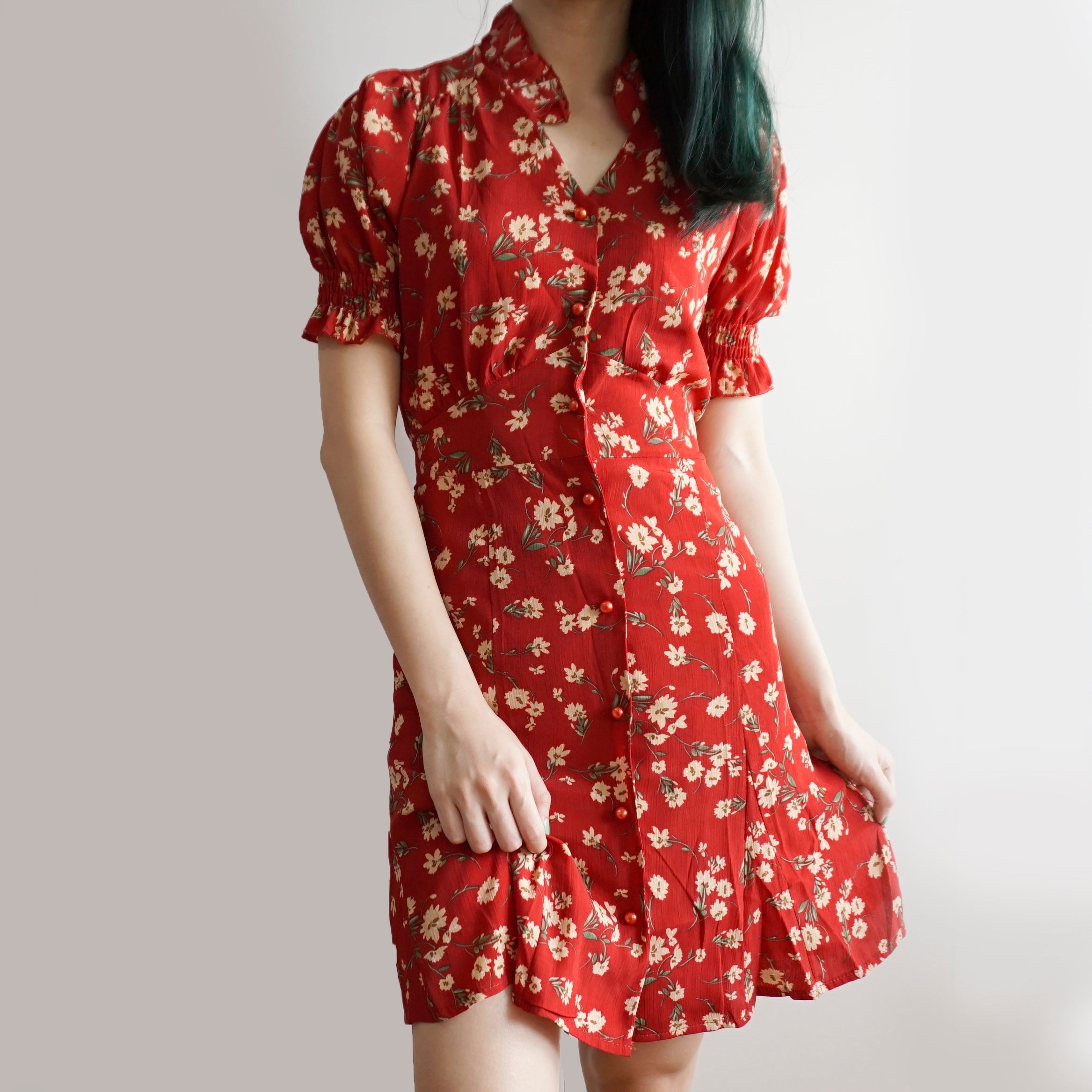 Kleid mit Blumenblüten-Puffärmeln