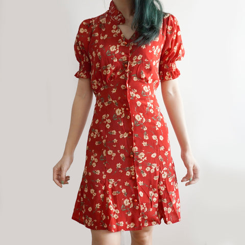 Kleid mit Blumenblüten-Puffärmeln