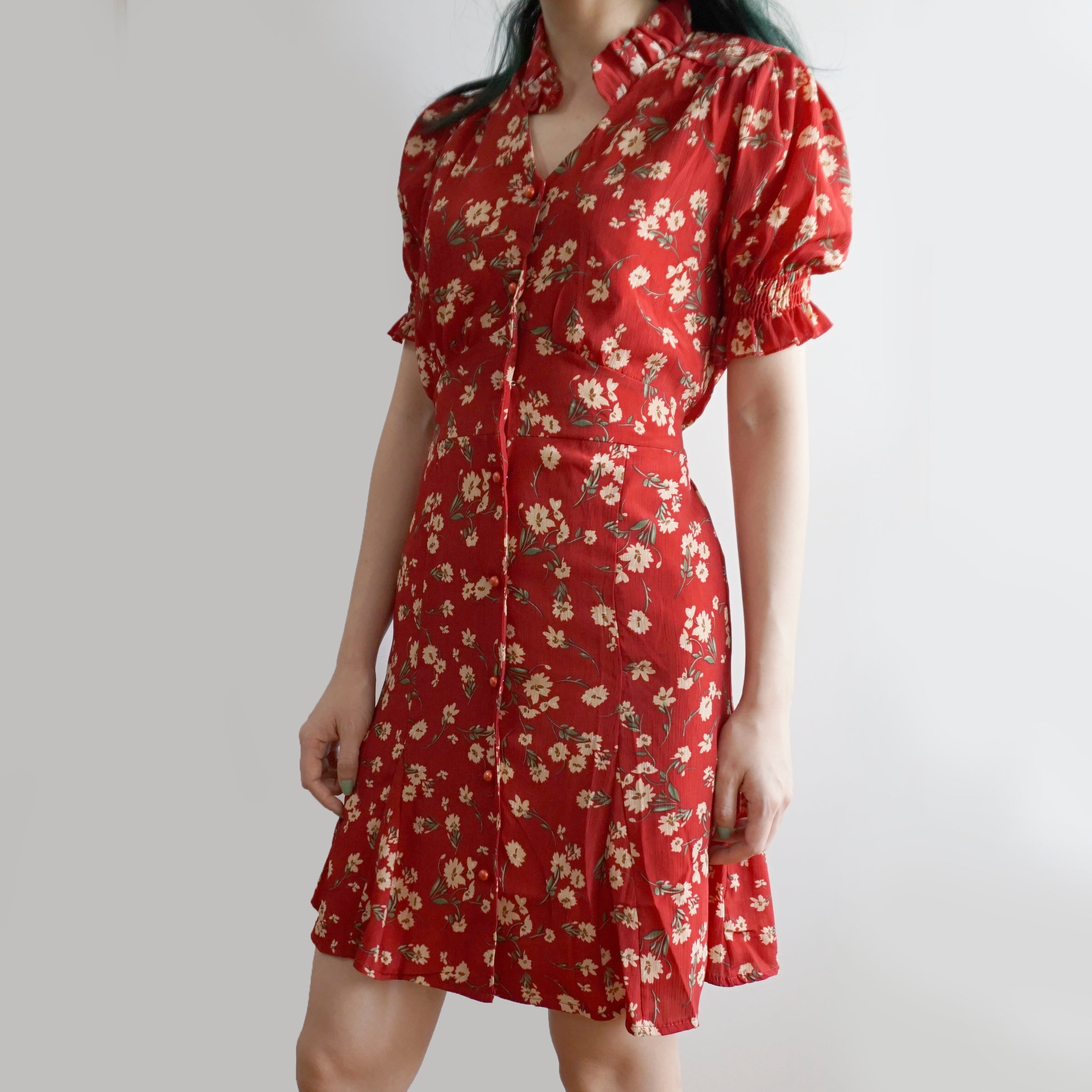 Kleid mit Blumenblüten-Puffärmeln