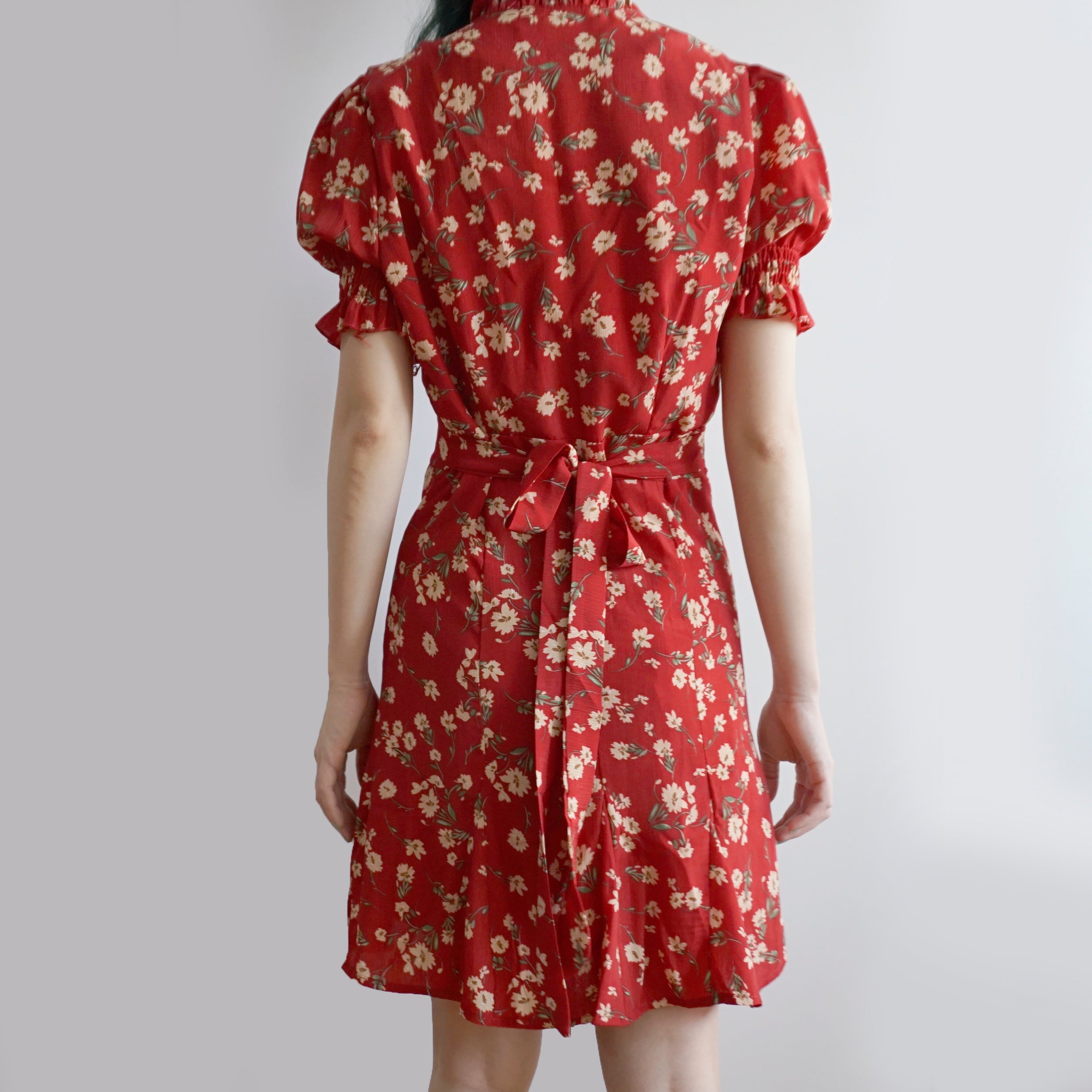 Kleid mit Blumenblüten-Puffärmeln