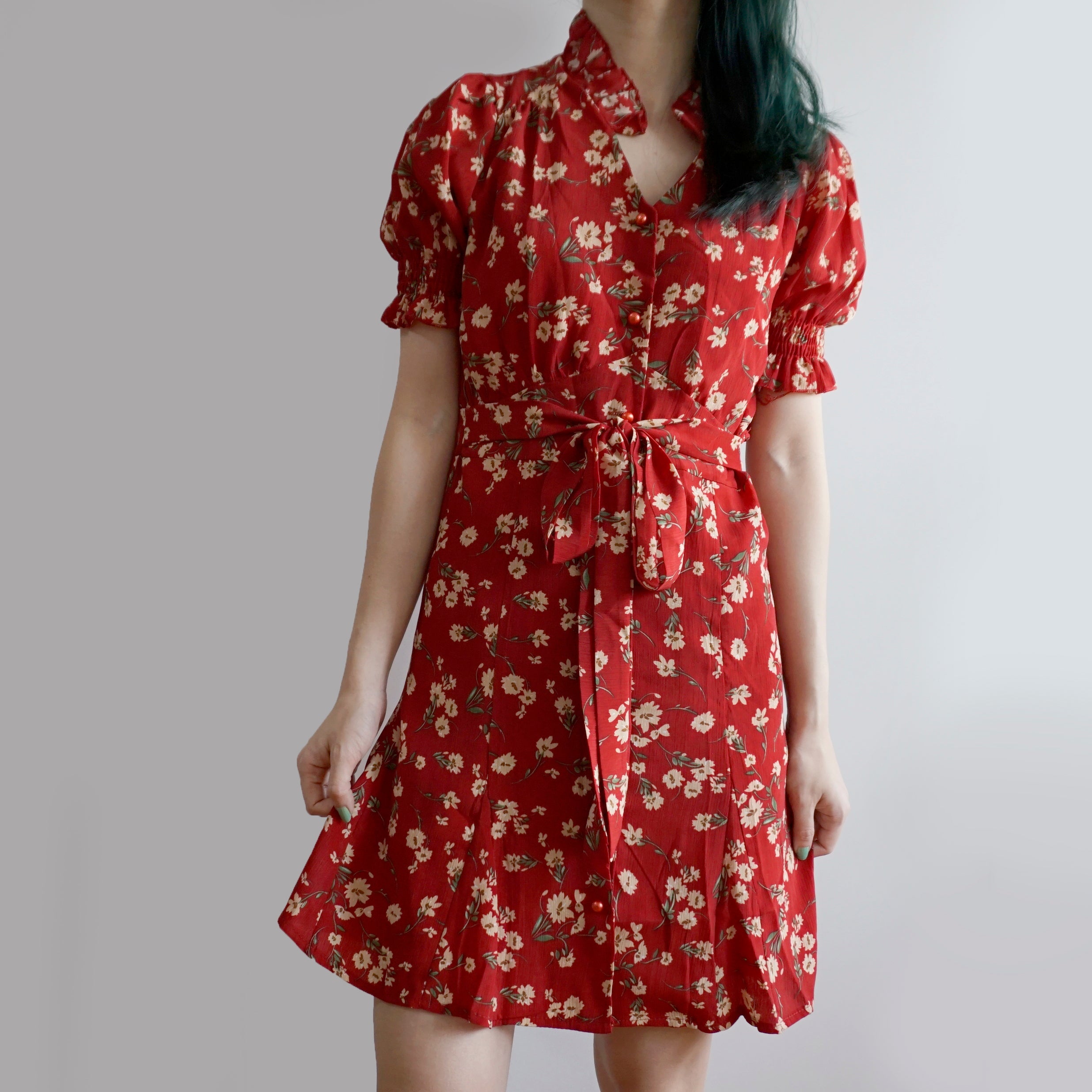 Kleid mit Blumenblüten-Puffärmeln