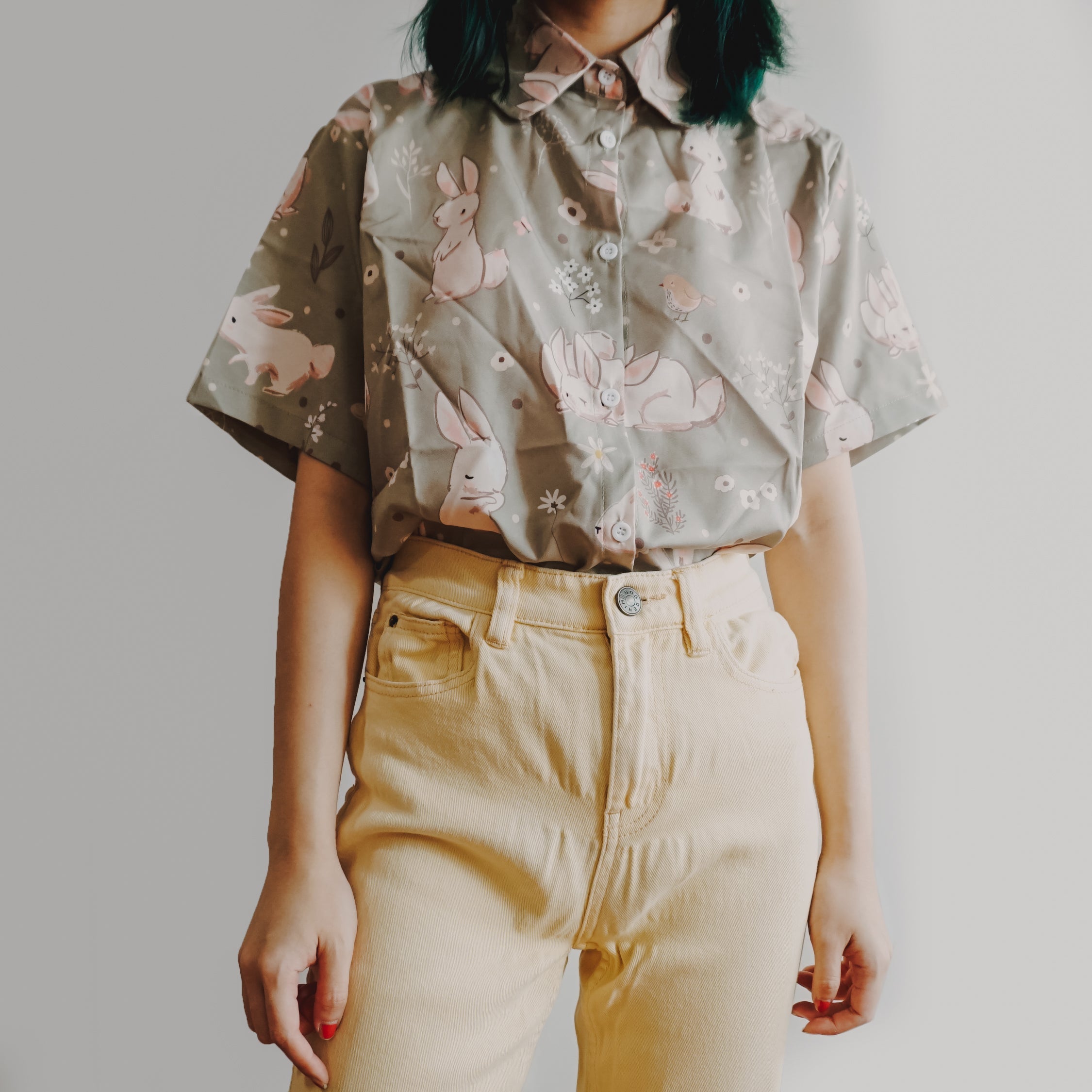 Camisa abotonada con conejito dulce