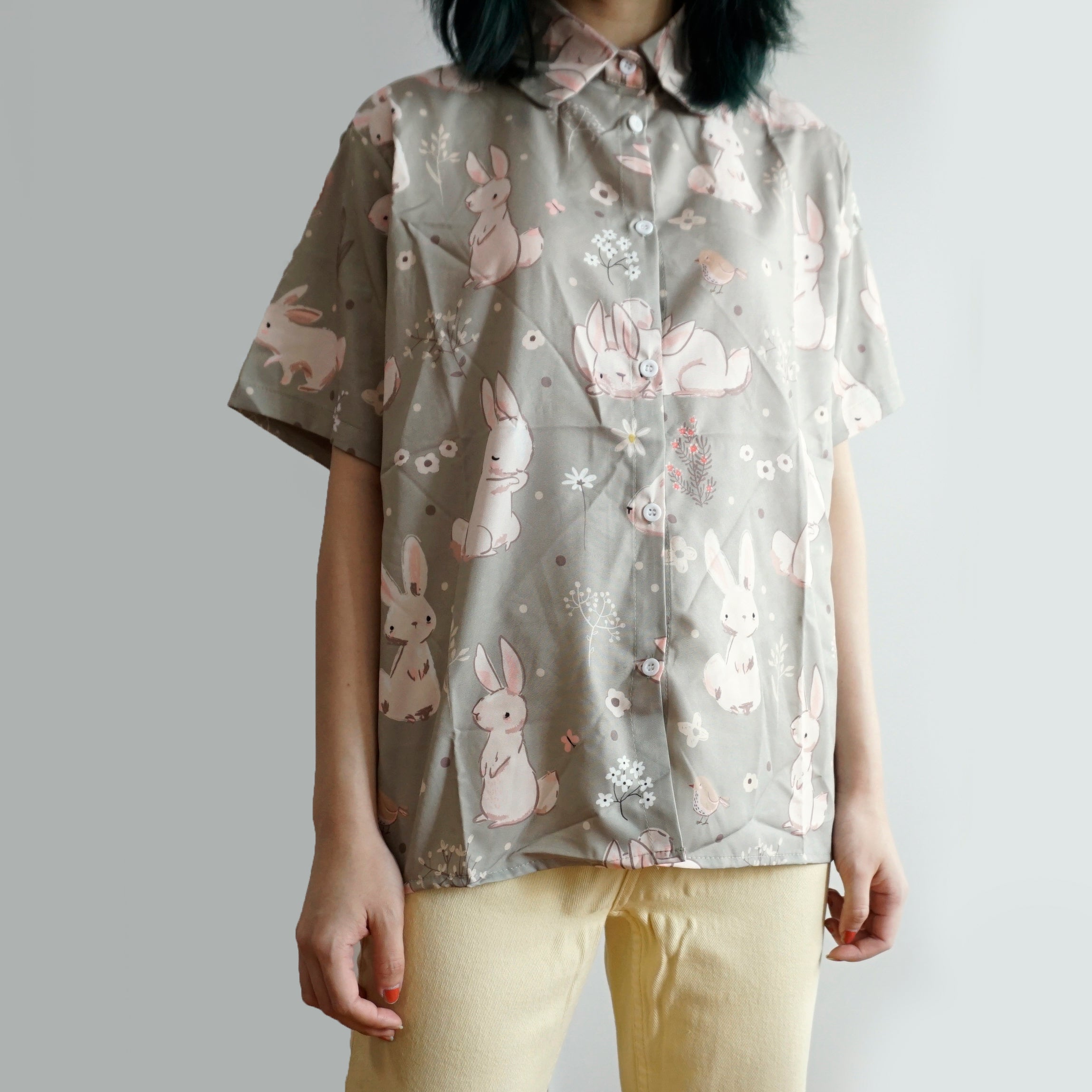 Camisa abotonada con conejito dulce