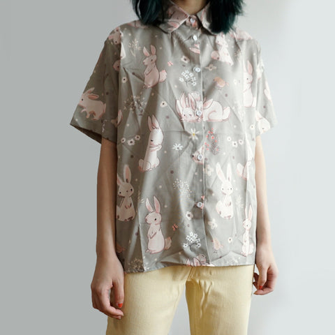 Camisa abotonada con conejito dulce