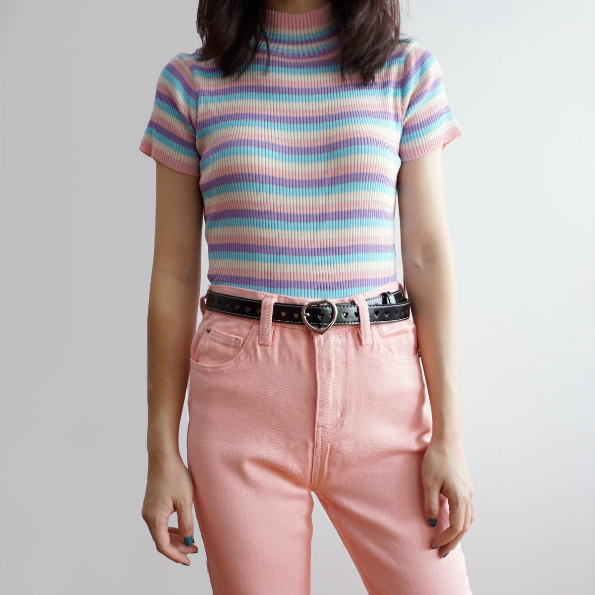 Camisa de rayas con cuello alto y arcoíris pastel