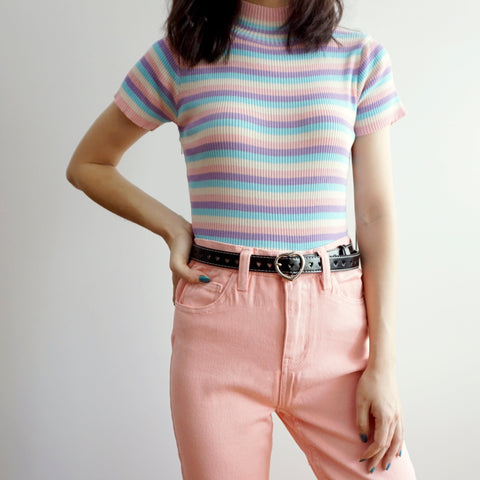 Camisa de rayas con cuello alto y arcoíris pastel