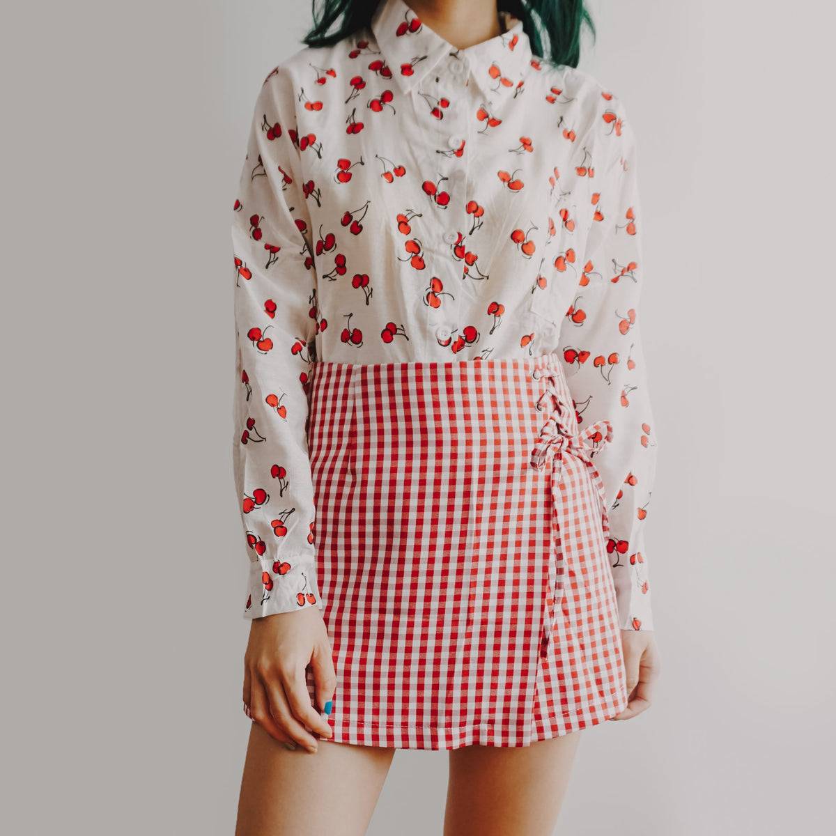 Camisa con botones de cereza