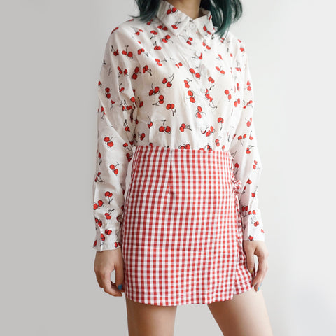 Camisa con botones de cereza