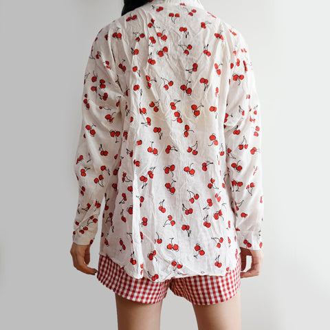 Camisa con botones de cereza
