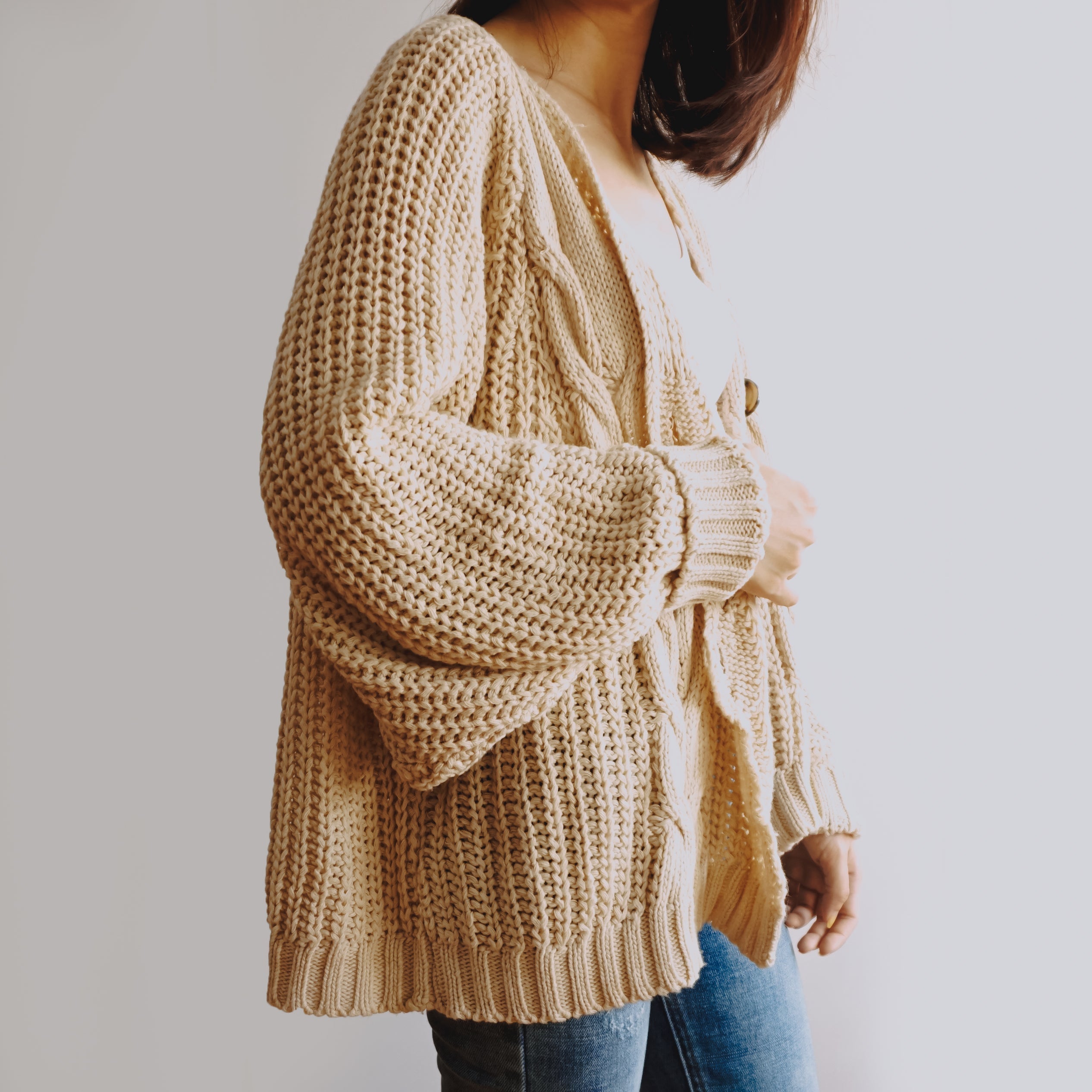 Strickjacke mit Zopfmuster