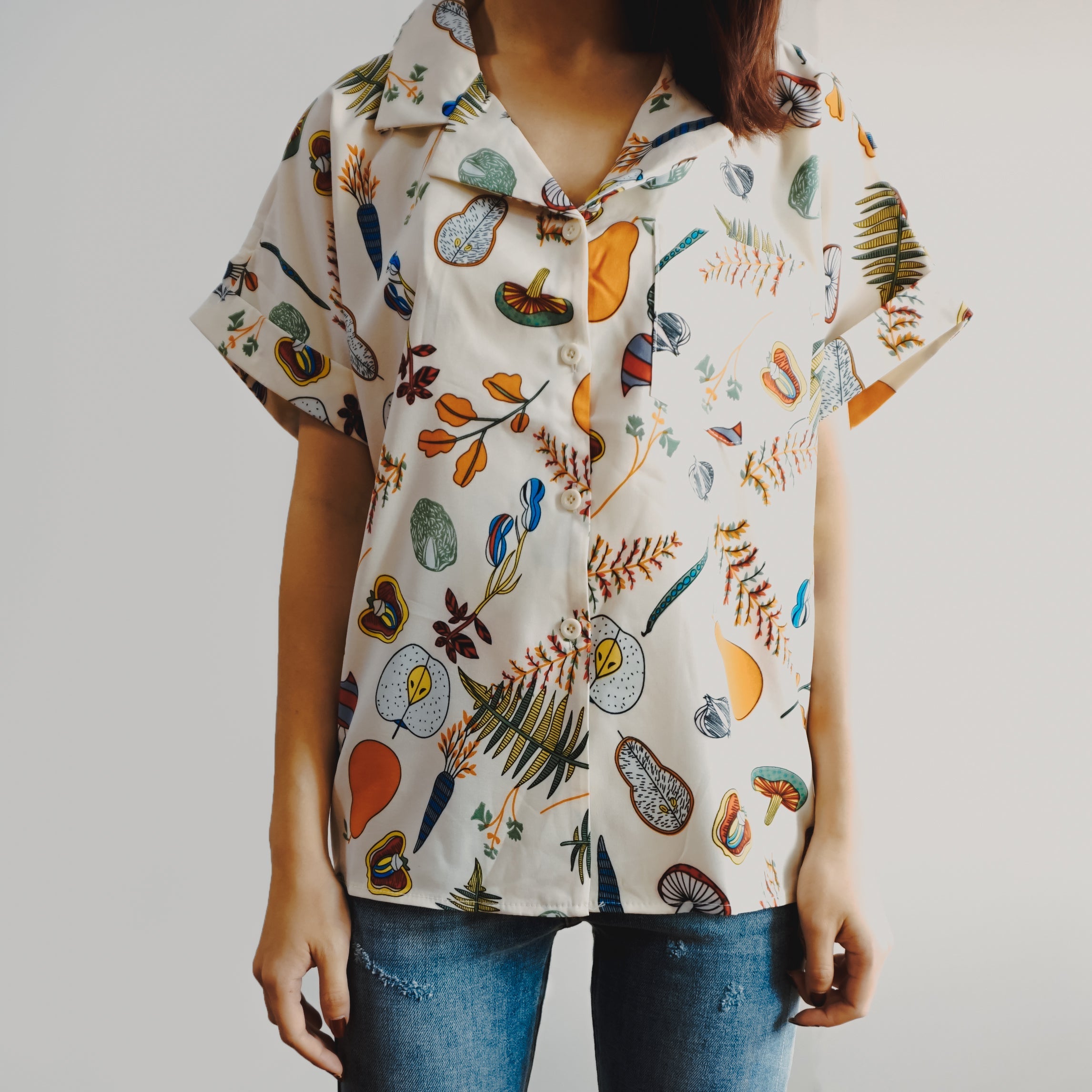 Camisa con botones de plantas y verduras