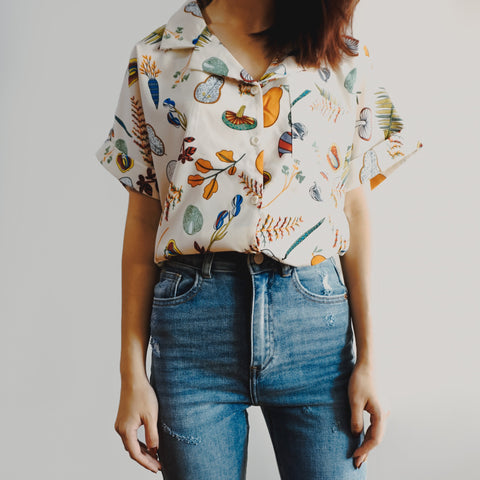 Camisa con botones de plantas y verduras