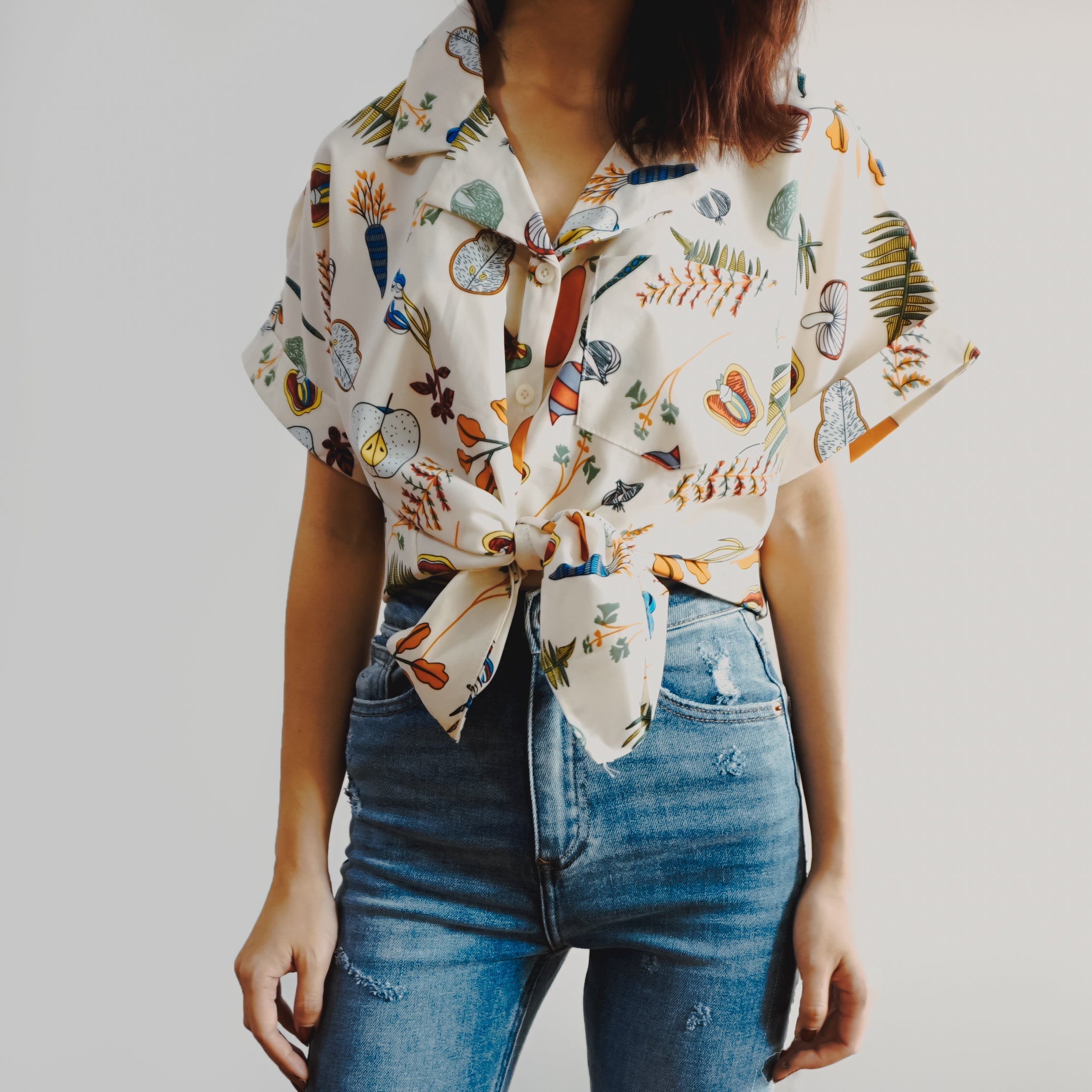 Camisa con botones de plantas y verduras