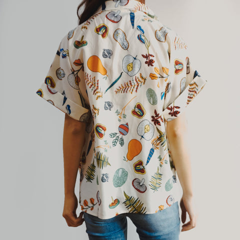 Camisa con botones de plantas y verduras