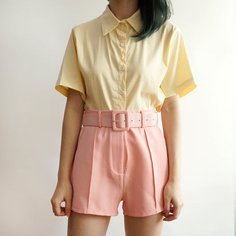 Camisa con botones de caramelo