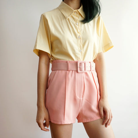 Camisa con botones de caramelo