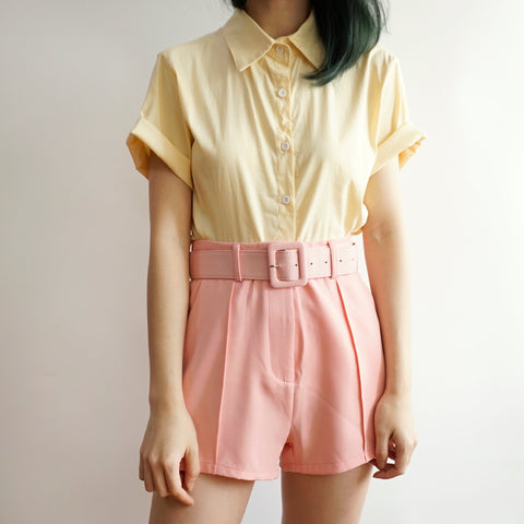 Camisa con botones de caramelo