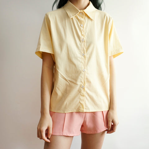 Camisa con botones de caramelo