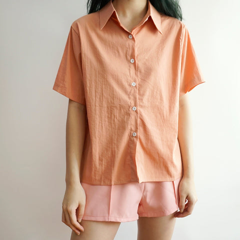Camisa con botones de caramelo